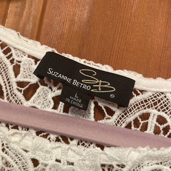 Beautiful white tunic with lace detail. Perfect for summer! - Picture 2 of 5